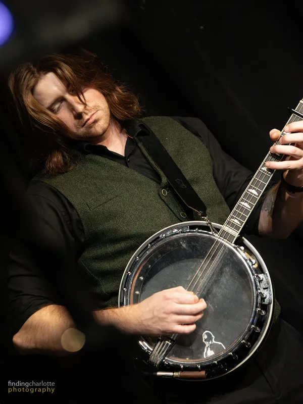 Dexter Simpson playing the Irish tenor banjo